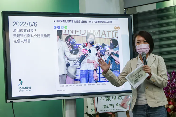 簡舒培轟，黃珊珊把公務員當助選員。賴昀岫攝