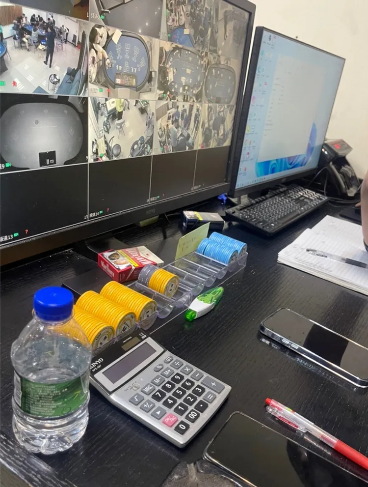 現場查獲的賭具及監視器畫面。讀者提供