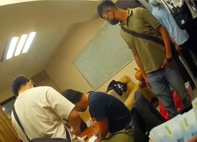 警方現場蒐證調查並清點賭資。讀者提供