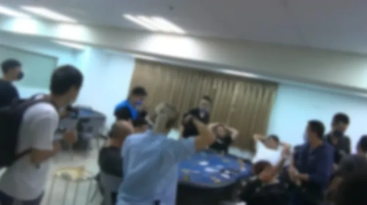 警方攻堅進入德州撲克賭場。讀者提供