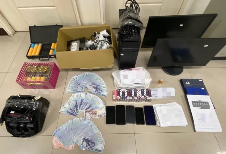 現場查獲的賭資及賭具。讀者提供