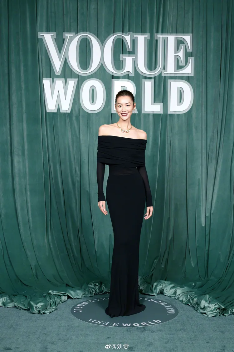 劉雯日前出席時尚雜誌活動，身穿BALENCIAGA黑色禮服，相當高雅有氣質。翻攝劉雯微博