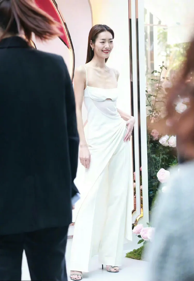 劉雯穿上Mugler洋裝搭配白色長褲，看上去瘦成「排骨精」。翻攝中國網娛樂微博