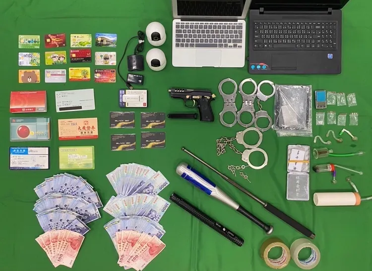 警方查獲電擊棒、球棒、手槍及現金等贓證物。讀者提供