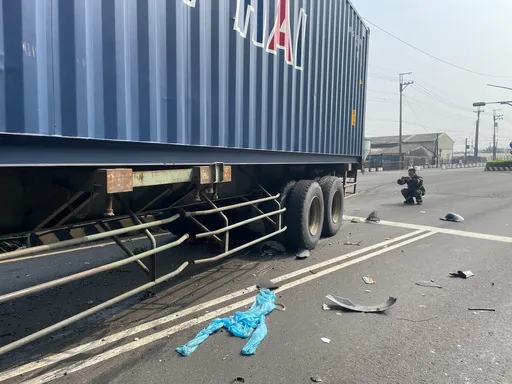 屏東騎士瞬間左轉遭輾殺!曳引車捲人車撞路樹 駕駛:根本閃不過
