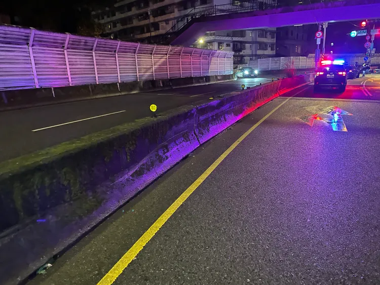 分隔島留有擦撞痕。翻攝畫面