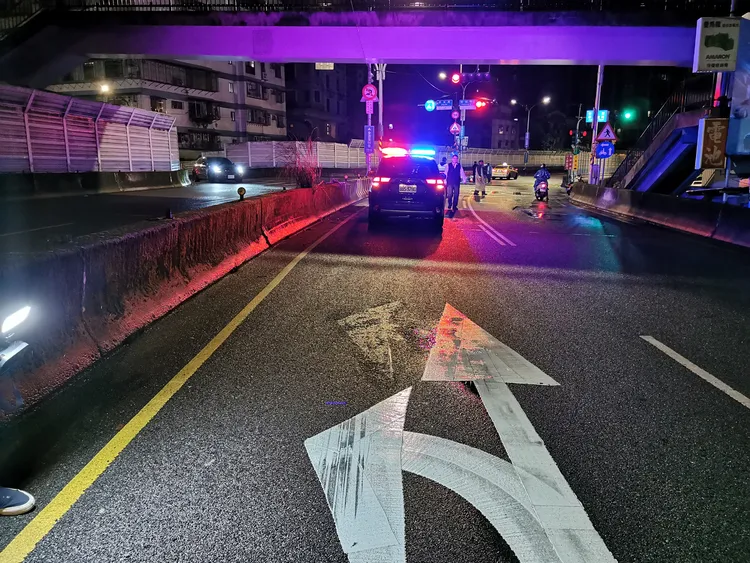 騎士疑似壓到標線摔車。陸運鋒攝