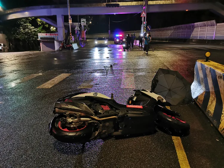 機車滑行至前方30公尺處。陸運鋒攝