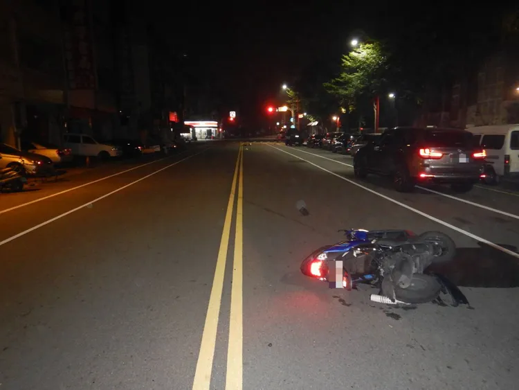 肇事現場遭撞機車橫倒地在，騎士傷重送醫搶救。讀者提供