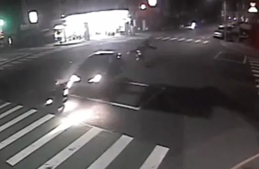 騎士路口遇橫禍凌空噴飛　駕駛肇逃！撞擊瞬間影片