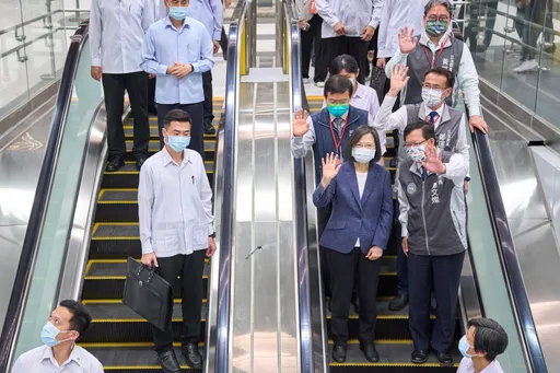 蔡英文视察机捷A22老街溪站 郑运鹏推「首都圈1200月票」串联北北基桃