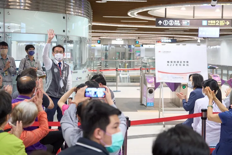 視察過程中，鄭運鵬和蔡英文、鄭文燦市長等一路經過A22站出入口、穿堂層和驗票閘口。鄭運鵬競辦提供