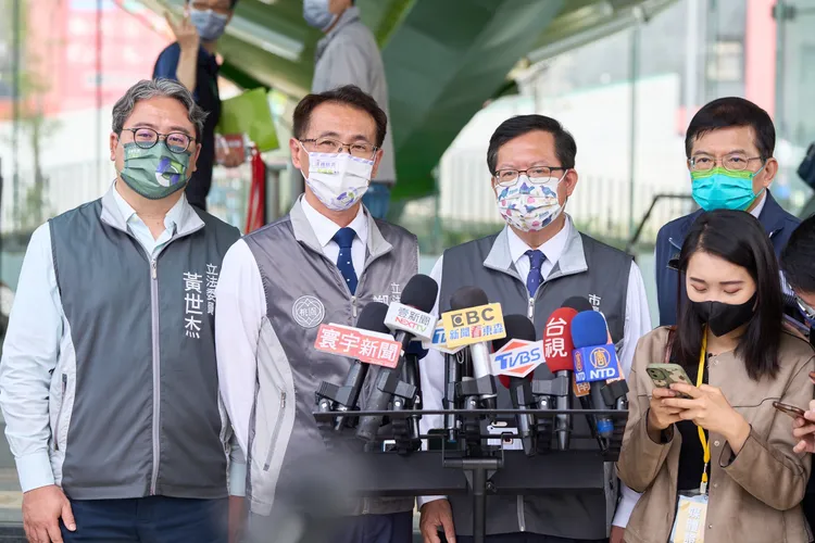 鄭文燦表示，桃園捷運所規劃的三心六線，現在三條線已經動工，三條線即將在明年進行動工準備，所以非常希望鄭運鵬能夠完成三心六線的下半場。鄭運鵬競辦提供