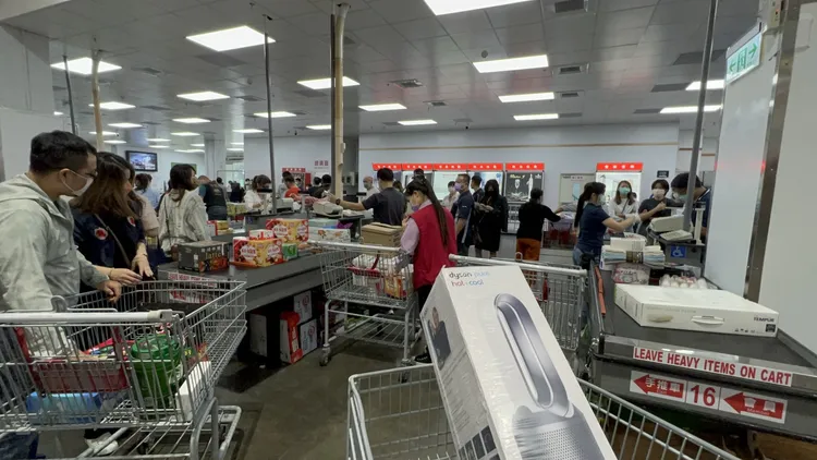 好市多推出黑色購物節吸引許多會員上門消費。侯昌騰攝