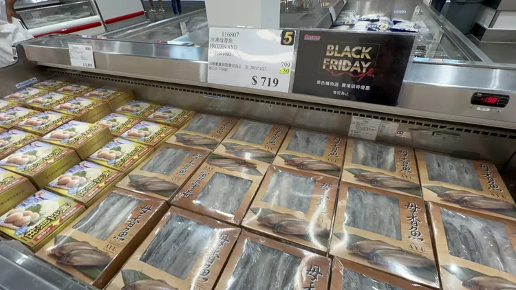 海鮮食材也趁機打出折扣推銷。侯昌騰攝