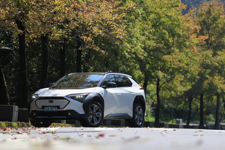 Solterra車頭以爍亮恆星列陣式LED頭燈、封閉式的六角形水箱護罩打造，一眼望去仍具有品牌設計基因，且融合了前衛與戶外野趣兩種風情。林浩昇攝