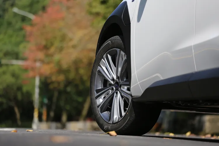 Solterra標準配置20吋的雙色切削輪圈，為外觀增加性能氣勢之餘，更強化操控及路感表現。林浩昇攝