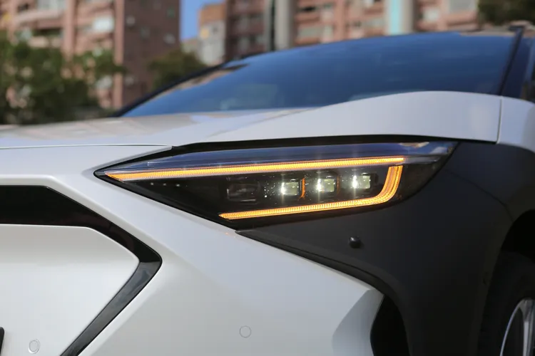 爍亮恆星列陣式LED頭燈，其中也包含了AHS遠光燈輔助系統。林浩昇攝