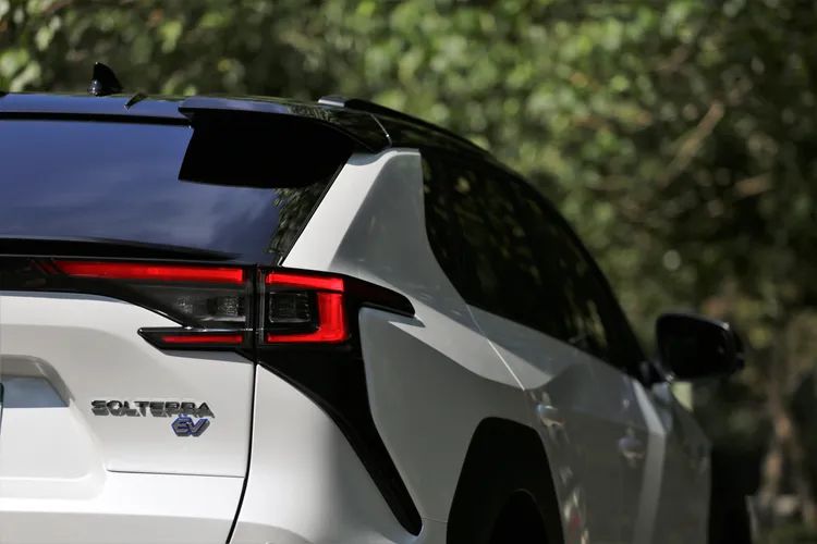 從車側看去，在陽光照耀下呈現出層次豐富的光影，車尾配置大型導流尾翼。林浩昇攝