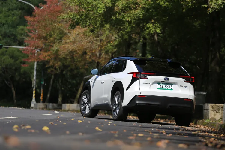 尾燈並未如同bZ4X採用貫穿式LED燈條，而是以品牌慣用的C字導光條，重新營造夜間一眼即辨的專屬形象。林浩昇攝