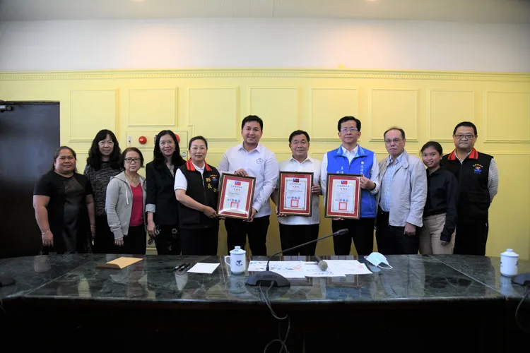 徐榛蔚頒發感謝狀。花蓮縣政府提供