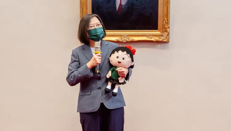 蔡英文開心收下北一女同學致贈的布偶禮。總統府提供