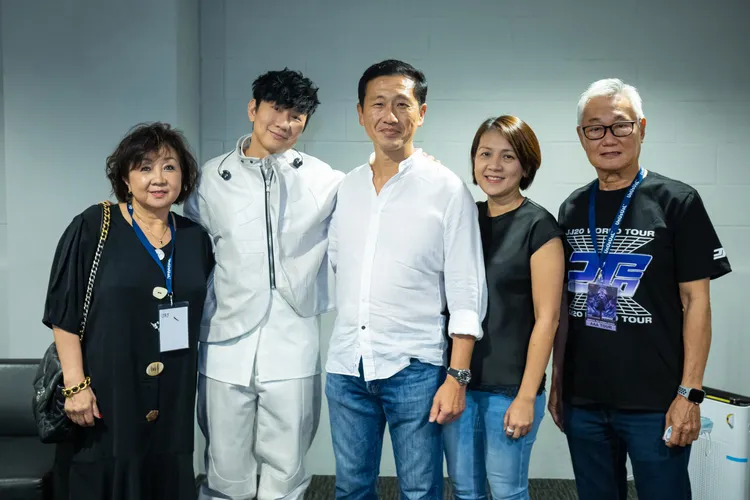 林俊傑（左二）與爸媽及衛生部長王乙康賢伉儷合照。JFJ Productions提供