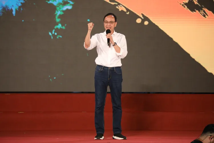 朱立倫在晚間7時許上台演說。陳明中攝