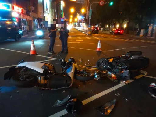 畫面曝光!台中兩機車校門口前對撞 釀3人骨折