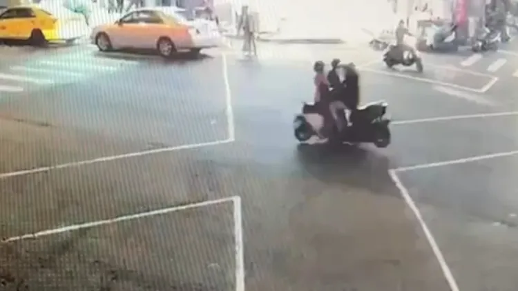 兩車對撞前的一剎那。讀者提供