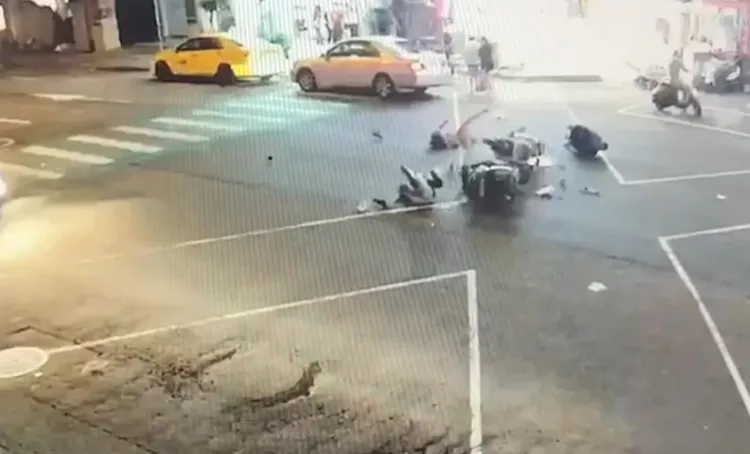 兩輛機車相撞後倒地，車上3人均骨折受傷。讀者提供