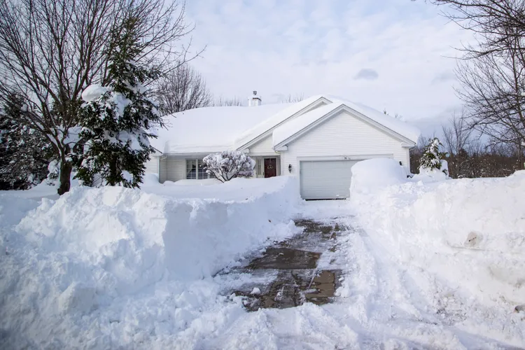 居民努力鏟雪，終於把住宅前的車道清了出來。路透社