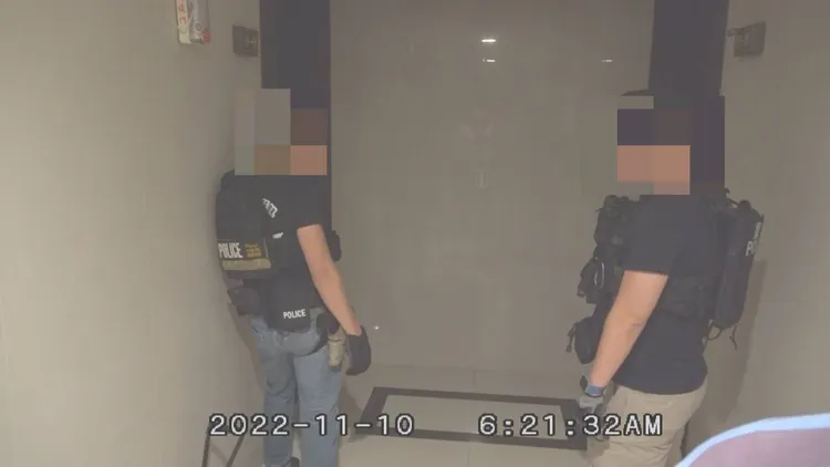 警方攻堅逮人。讀者提供