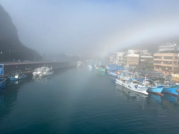 許多沿海漁港也出現濃霧。資料照片