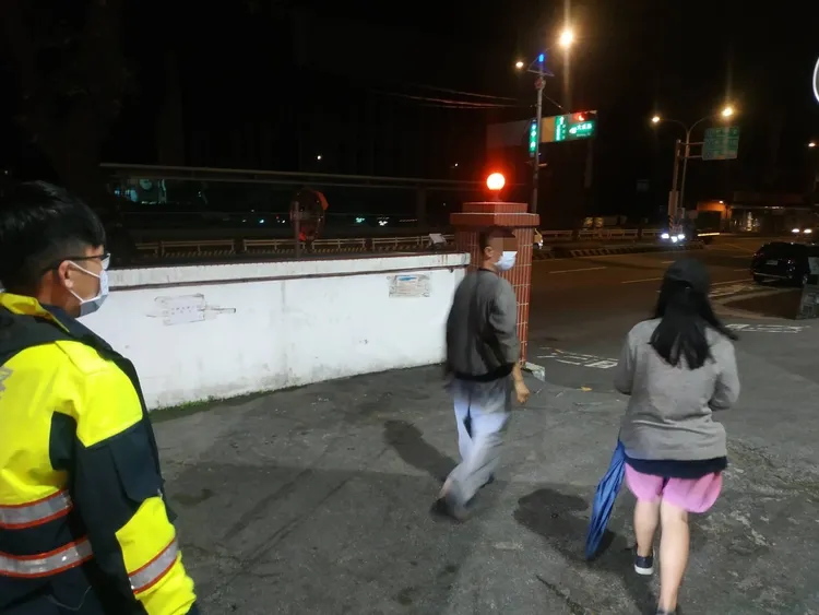 朱女隨家人返家。楊梅警分局提供