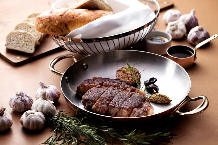 台北花園大酒店「PRIME ONE牛排館」，美國prime 乾式熟成28天肋眼牛排。台北花園大酒店提供