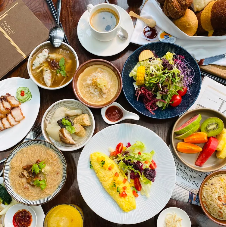 「饗聚廚房」為多國自助百匯，專為早餐控設計，推出飯店早點名，身分證數字對中1或2，平日至周一至周五，早餐段可享買1送1。業者提供