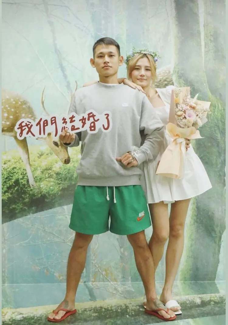 阿倉（左）與老婆幸福同框。阿倉提供