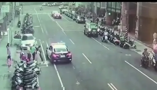 即刻救援！2歲童發燒呼吸困難　警車協助緊急送醫