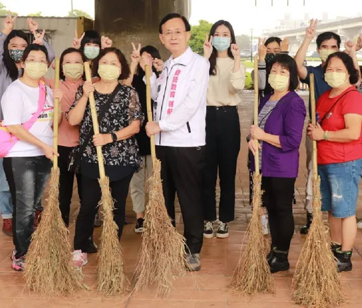 新北議員候選人帶掃把拜票 籲用神聖一票淘汰劣質候選人