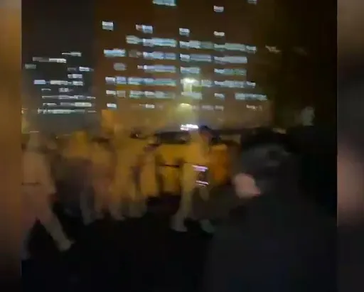 外媒爆鴻海鄭州廠100多名工人抗議 衝突影片曝光「有人被壓著打」