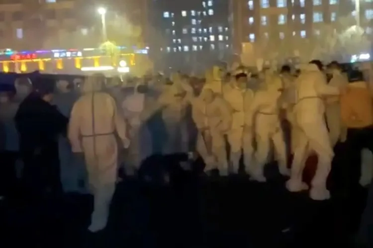 影片顯示有人被壓著打。翻攝彭博