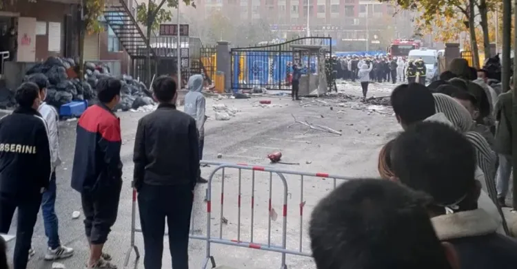 工人燒毀大門。翻攝抖音