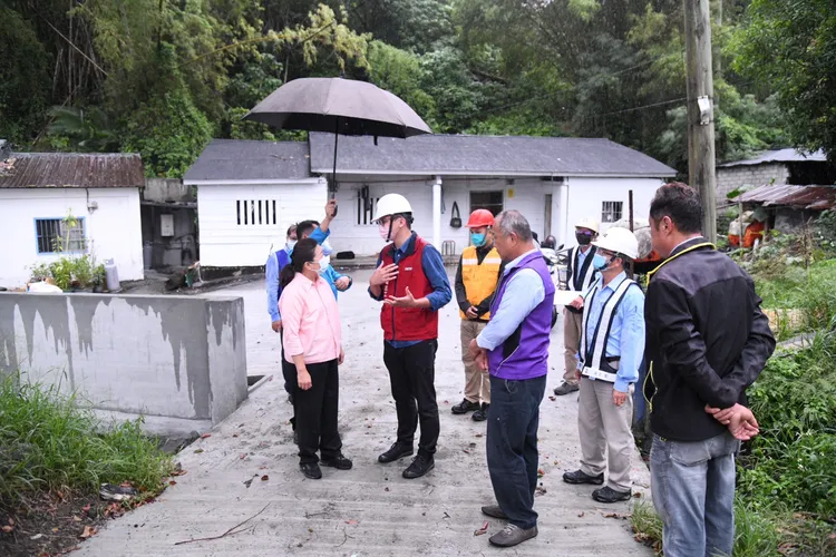 花蓮縣長徐榛蔚視察災區民宅重建。縣府提供