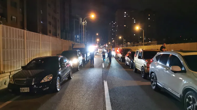 現場回堵近2公里。陸運鋒攝