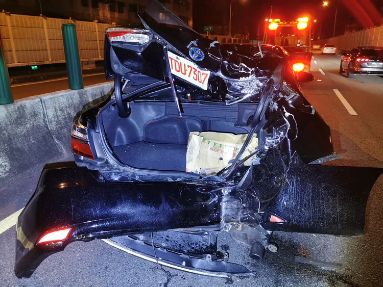 多元計程車車尾全毀。陸運鋒攝