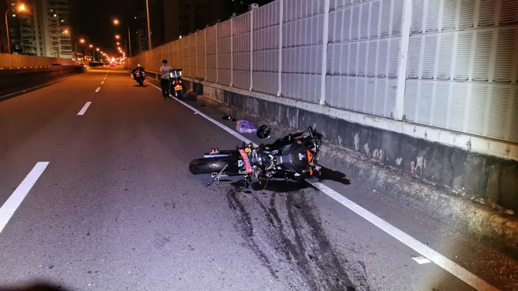 重機追撞多元計程車嚴重毀損。陸運鋒攝