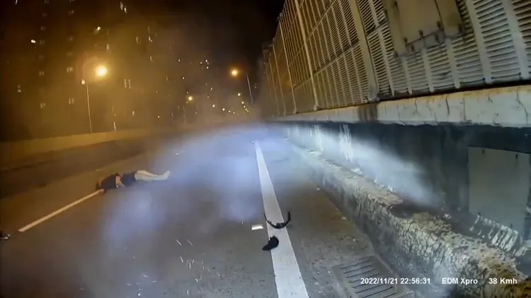 騎士倒地當場失去呼吸心跳。民眾提供