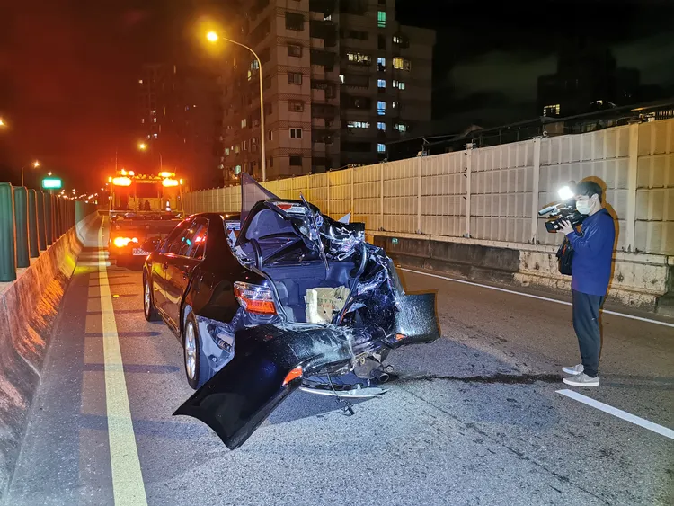 多元計程車車尾遭撞全毀。陸運鋒攝