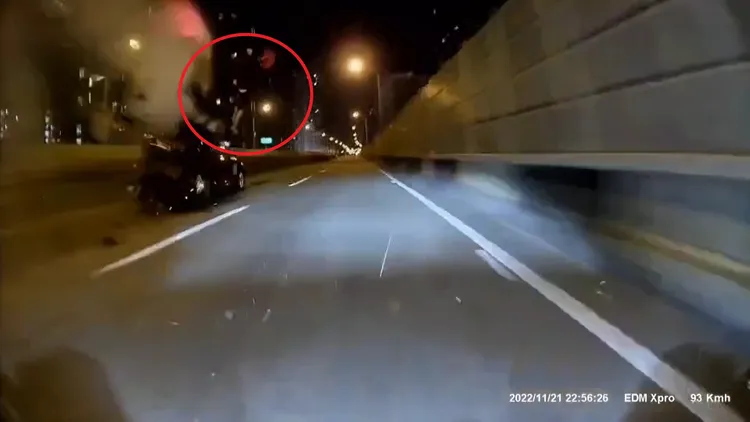 重機追撞前方多元計程車，騎士噴飛。民眾提供